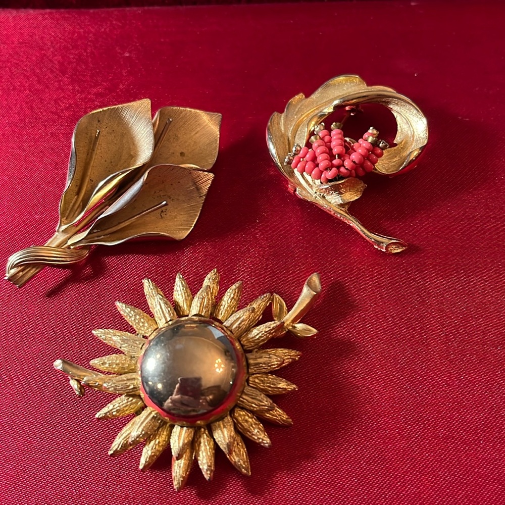 Vintage Brooches/Pins set of 3. Good condition. Sunflower, lilies & swirl/beads